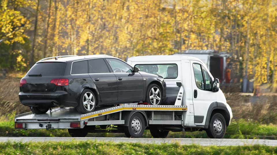 Ein Auto wird auf einem Abschleppwagen verladen und kostenlos bei Autoankauf Schweinfurt abgeholt 